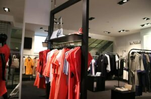 アパレル業界の現状やM&Aの動向や目的、メリットについてご紹介