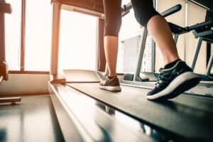 フィットネスジム・スポーツクラブの業界動向とM&Aが活発化する背景を解説