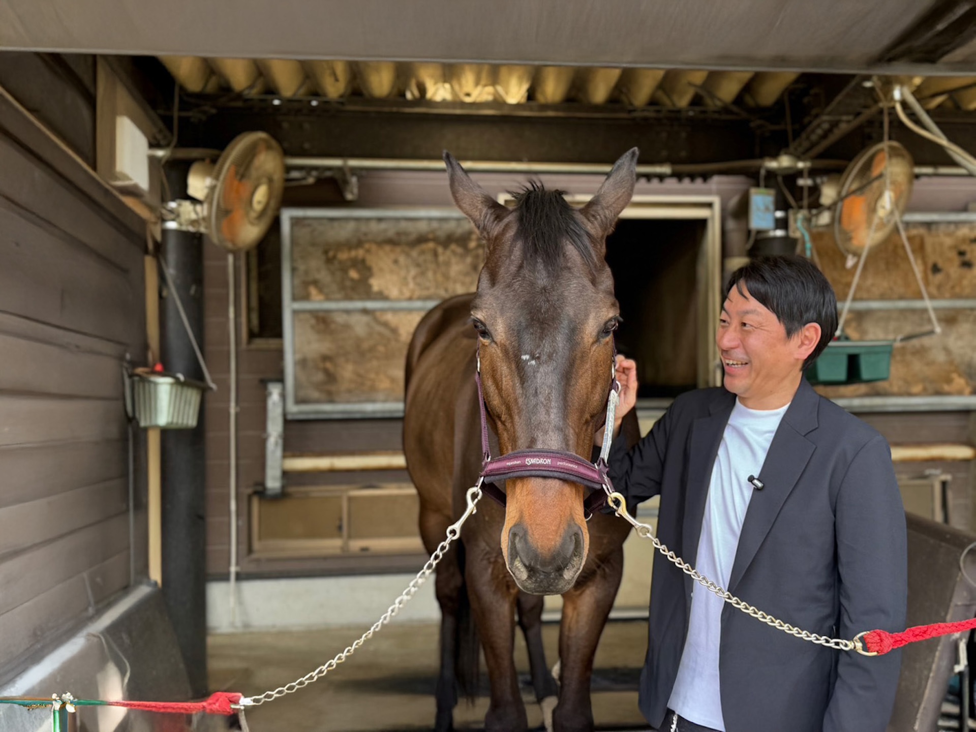 「最終の勝浦」と呼ばれた元騎手がムチを置き カメラの前に立つ理由